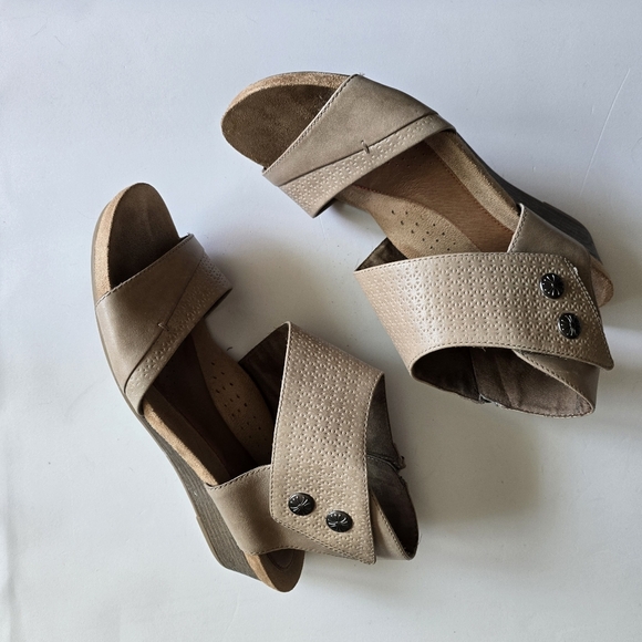 Cobb Hill by Rockport Hollywood 2 Piece Cuff Open Toe Wedge Sandals Khaki Sz 10 - Picture 3 of 12